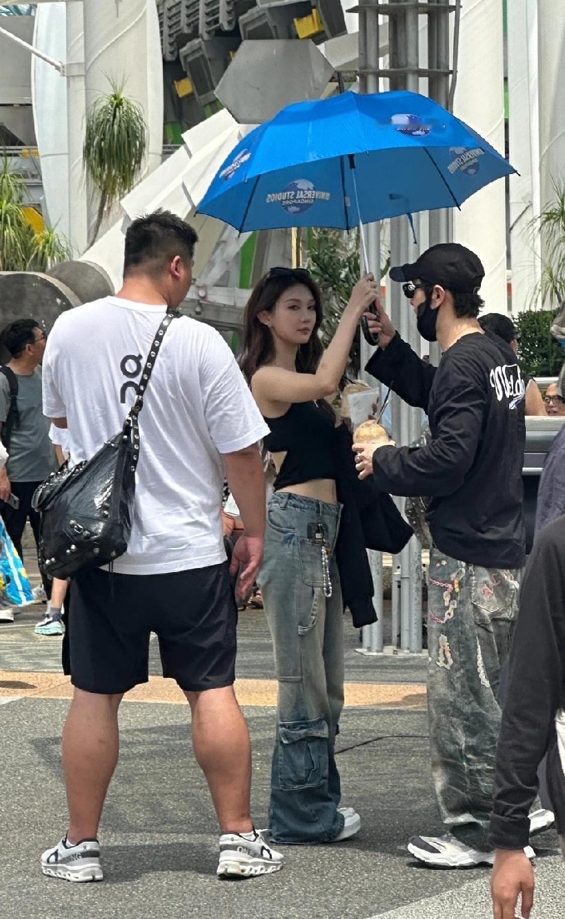 黄晓明又有新动静了，大年初九还没开工，带着一女生去了新加坡环球影城玩，全程照顾女