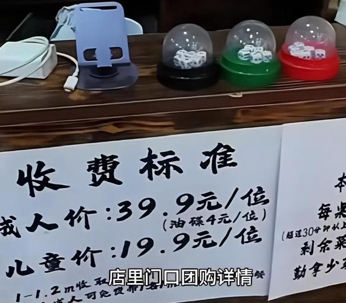 武汉一火锅店老板，当着满店客人，扑通跪下了。不是求饶，不是促销，而是求一桌聪明人