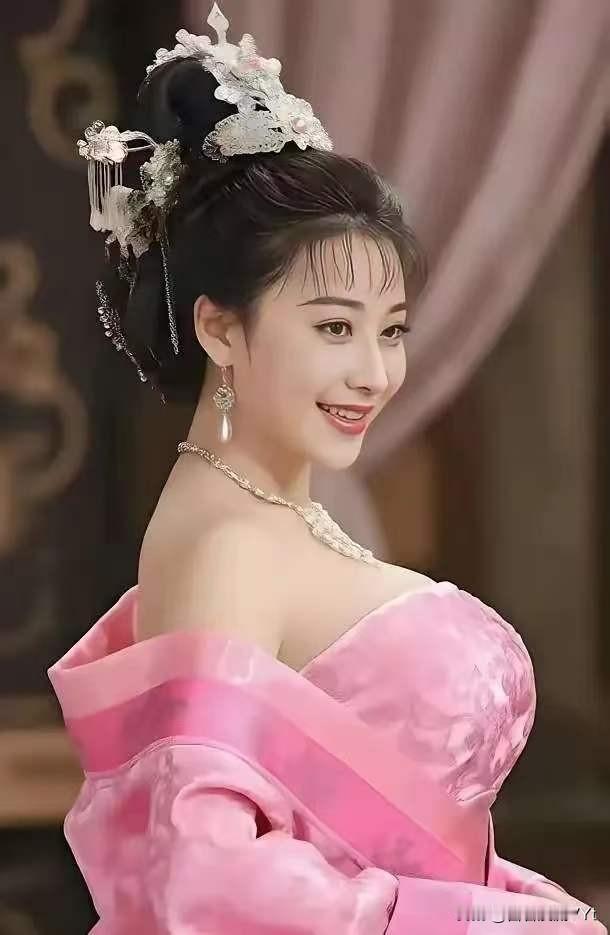 七律·粉裳媚云鬓堆银映粉妆，回眸一笑动宫墙。罗衣半露凝脂润，玉佩轻摇步影