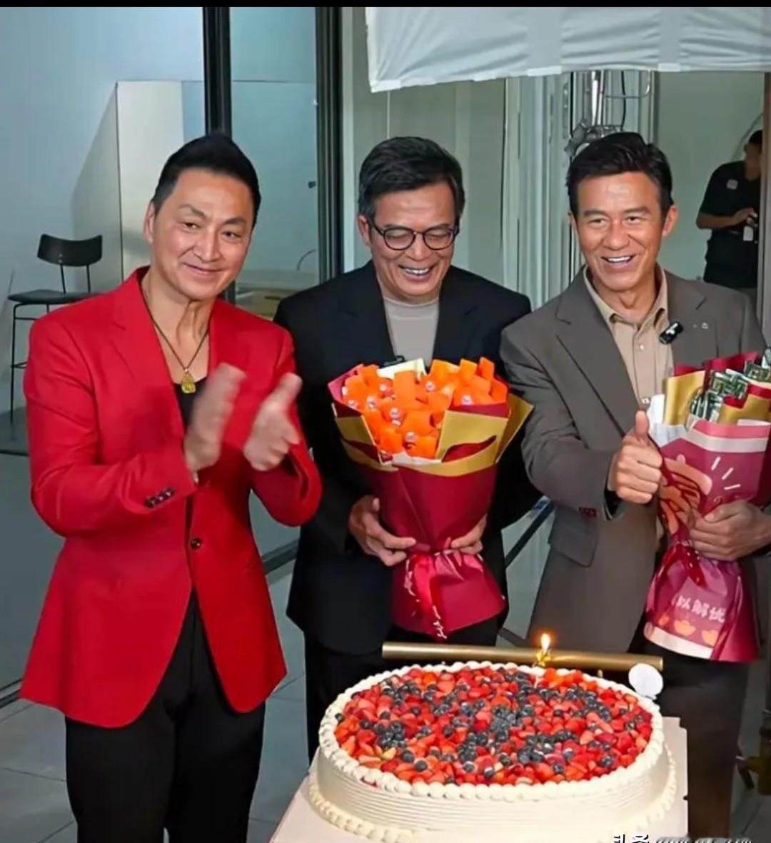 黄日华、何家劲同框，中间这位大佬竟是他？网友直呼眼拙了！我的天，刷到这张合影