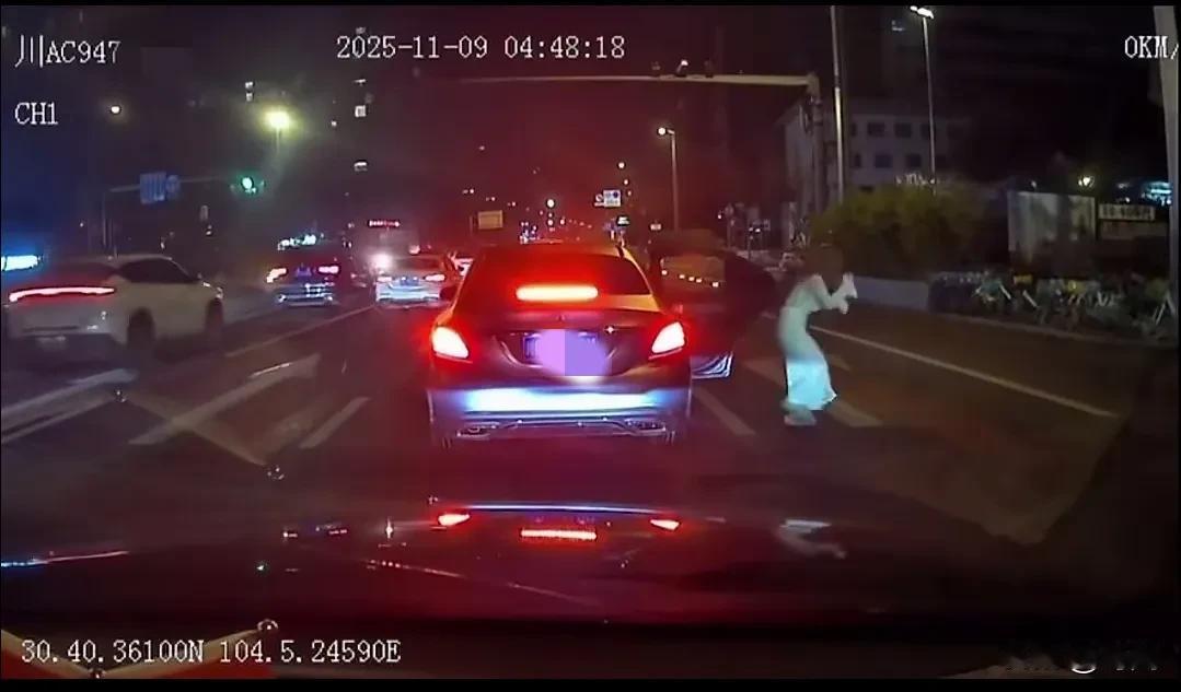 任性奔驰马路中间随意停车，曼妙美女突然冲下车被后车撞飞。事发11月9日凌晨4点4