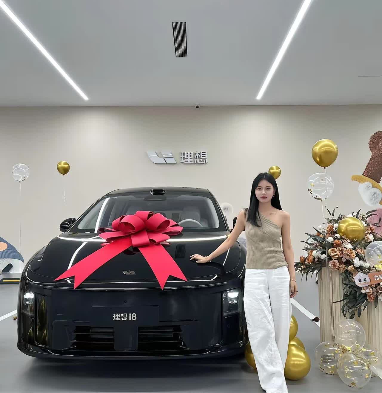 理想。全国首提理想i8专属交付专场也是被我赶上了🚗⚪︎◦🚕⚪︎◦🚙📣