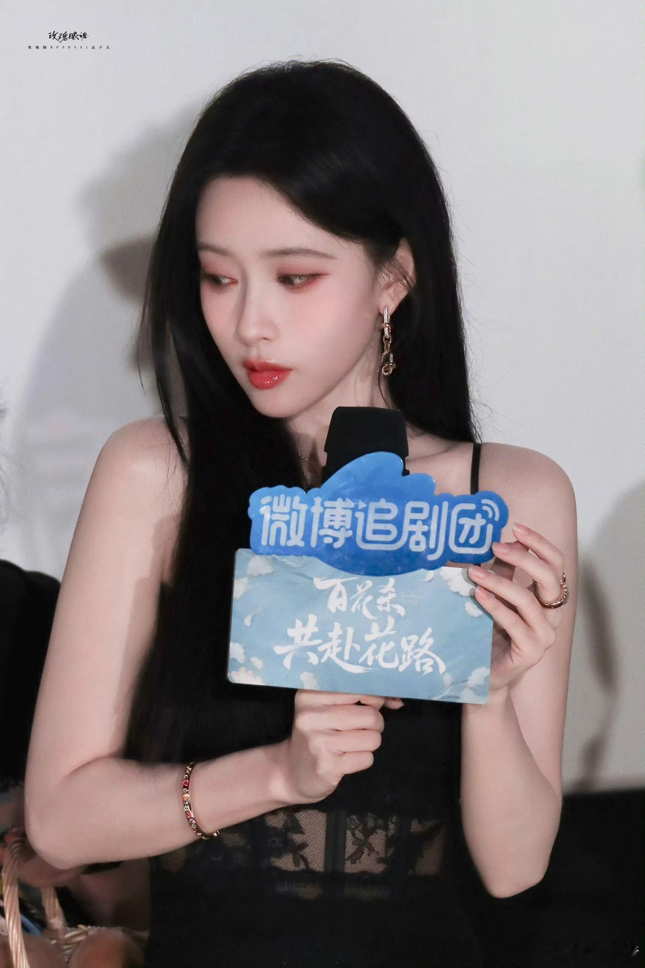 孟子义会哄多哄她把粉丝的求哄当成一种情感仪式，哪怕隔着屏幕，也能感受到她在认真