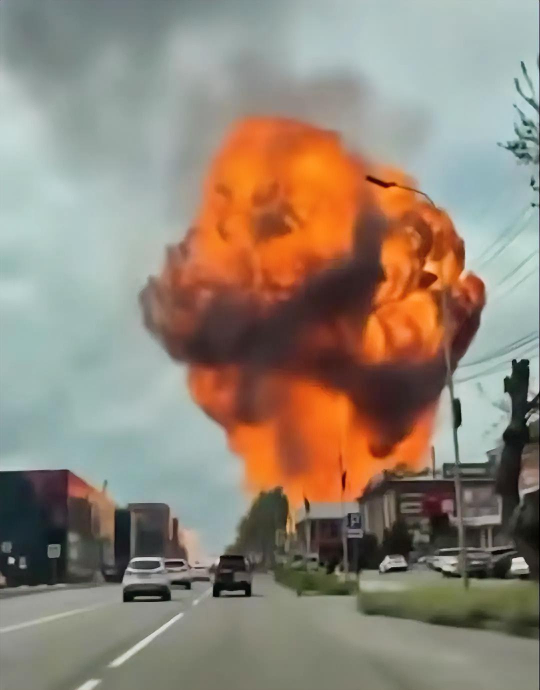 ​随着一声巨响，在莫斯科境内一个炼油厂爆炸起火，看上去非常惨烈，火光直接冲到高空