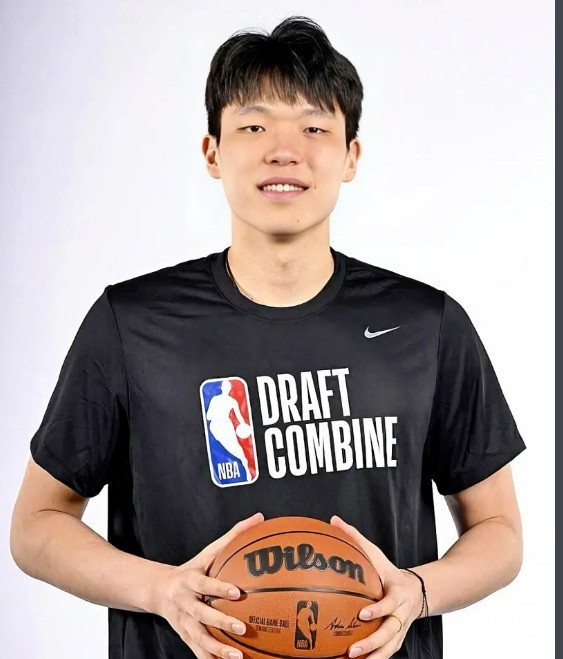 杨瀚森被开拓者选中引争议中国年轻中锋杨瀚森在26号举行的2025年NBA选秀大
