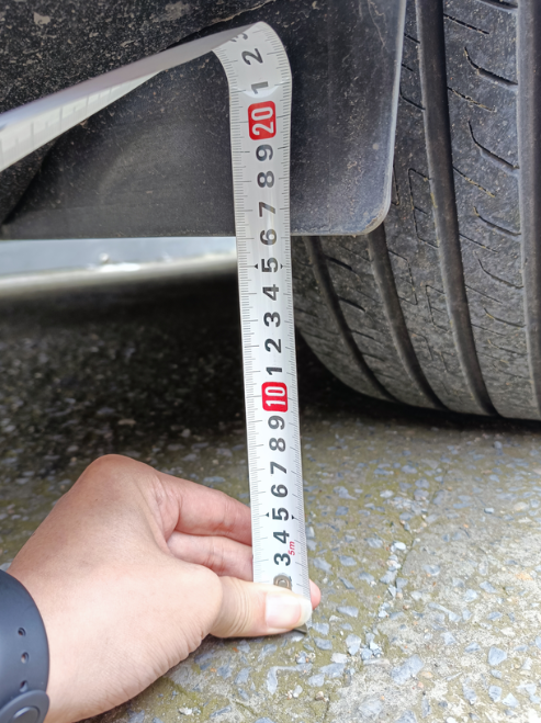 这底盘真是太低了我量的是全车底盘最低处，分别是发动机护板16厘米，左前轮挡泥