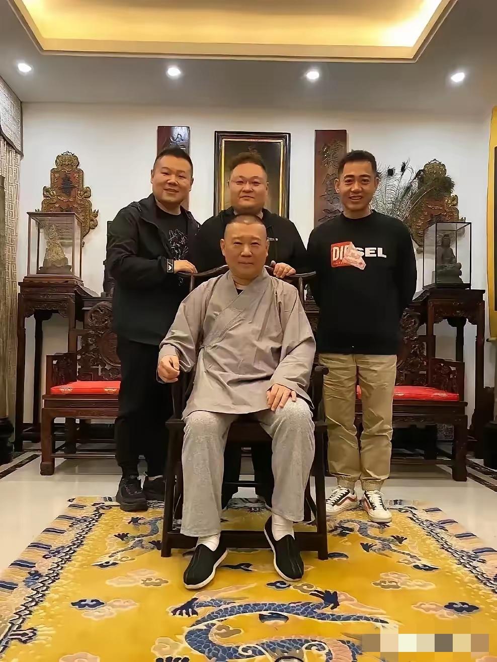 戏zi终归是戏zi，看看郭某人膨胀的德性，这都不是一天两天形成的。看图1脚下铺