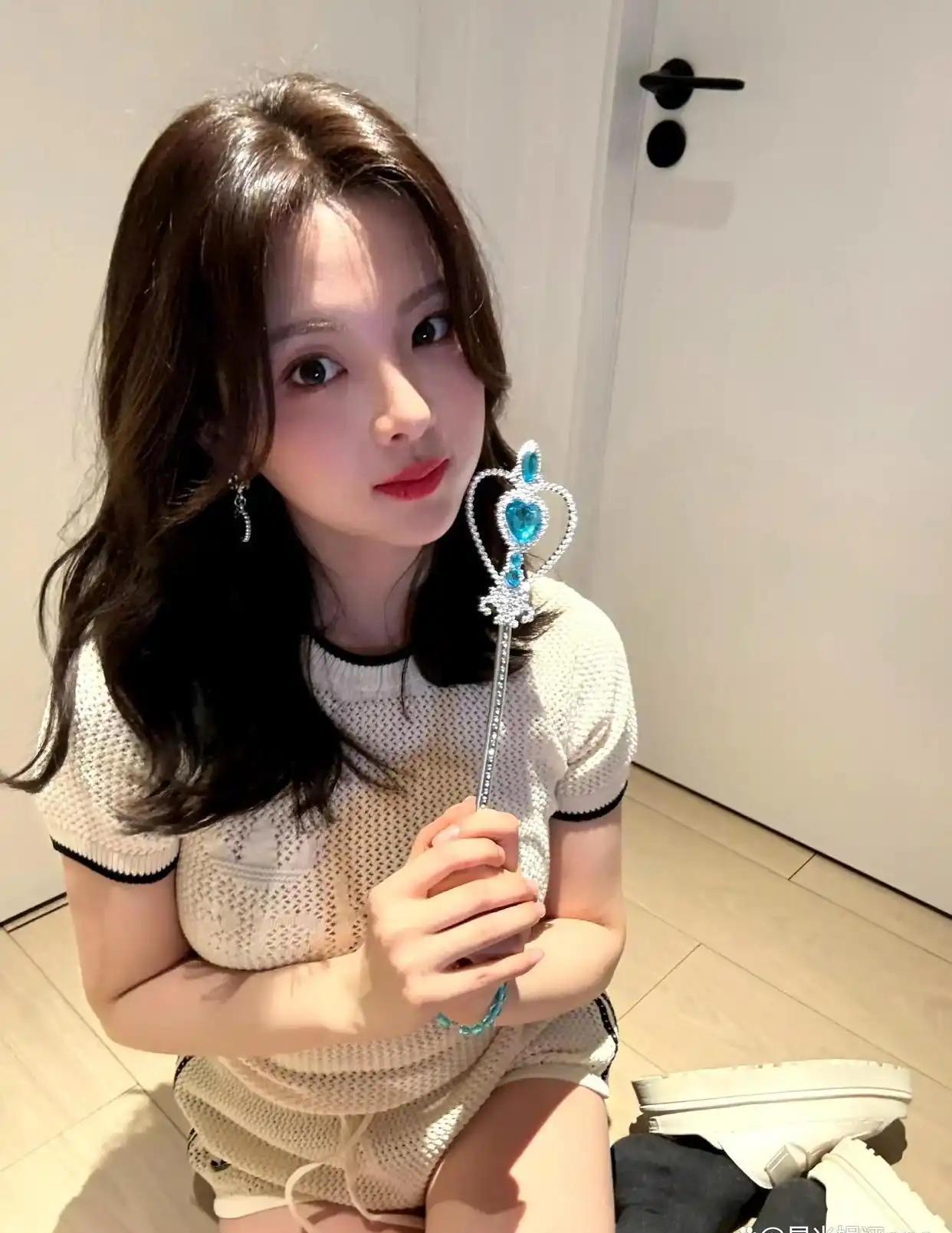 杨超越，超越妹妹越来越，白色吊带背心太绝了