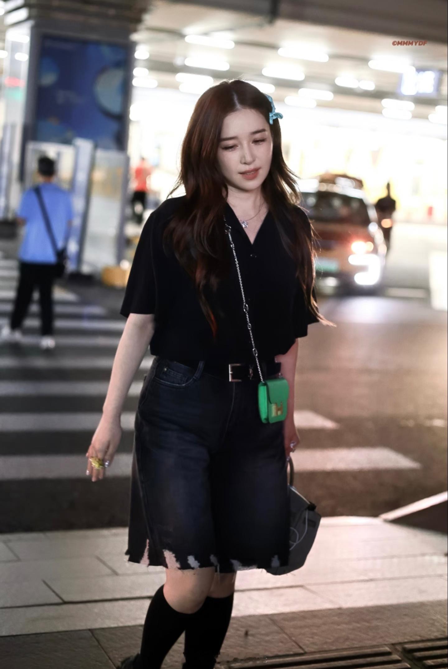 阚清子机场look同款穿搭，轻松拿捏时尚感，很有记忆点