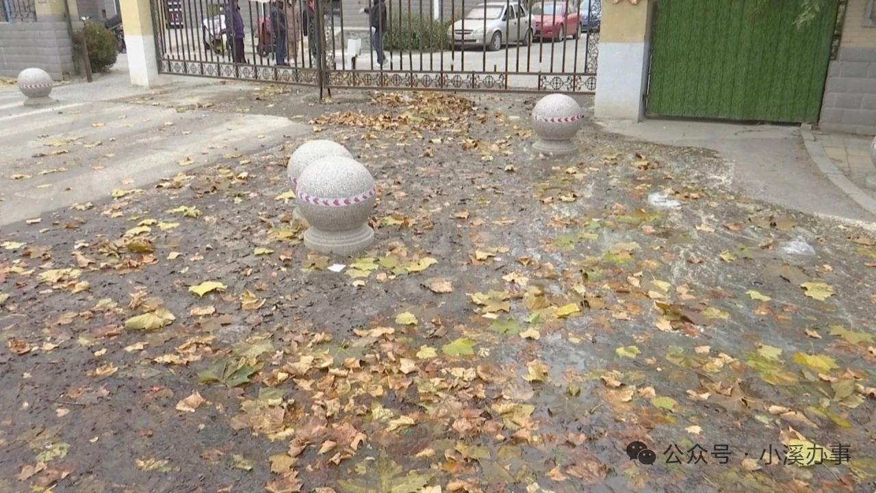 小区门口粪水横流摆个马桶当警示牌！最近一个月，济南市鲍山花园小区的居民