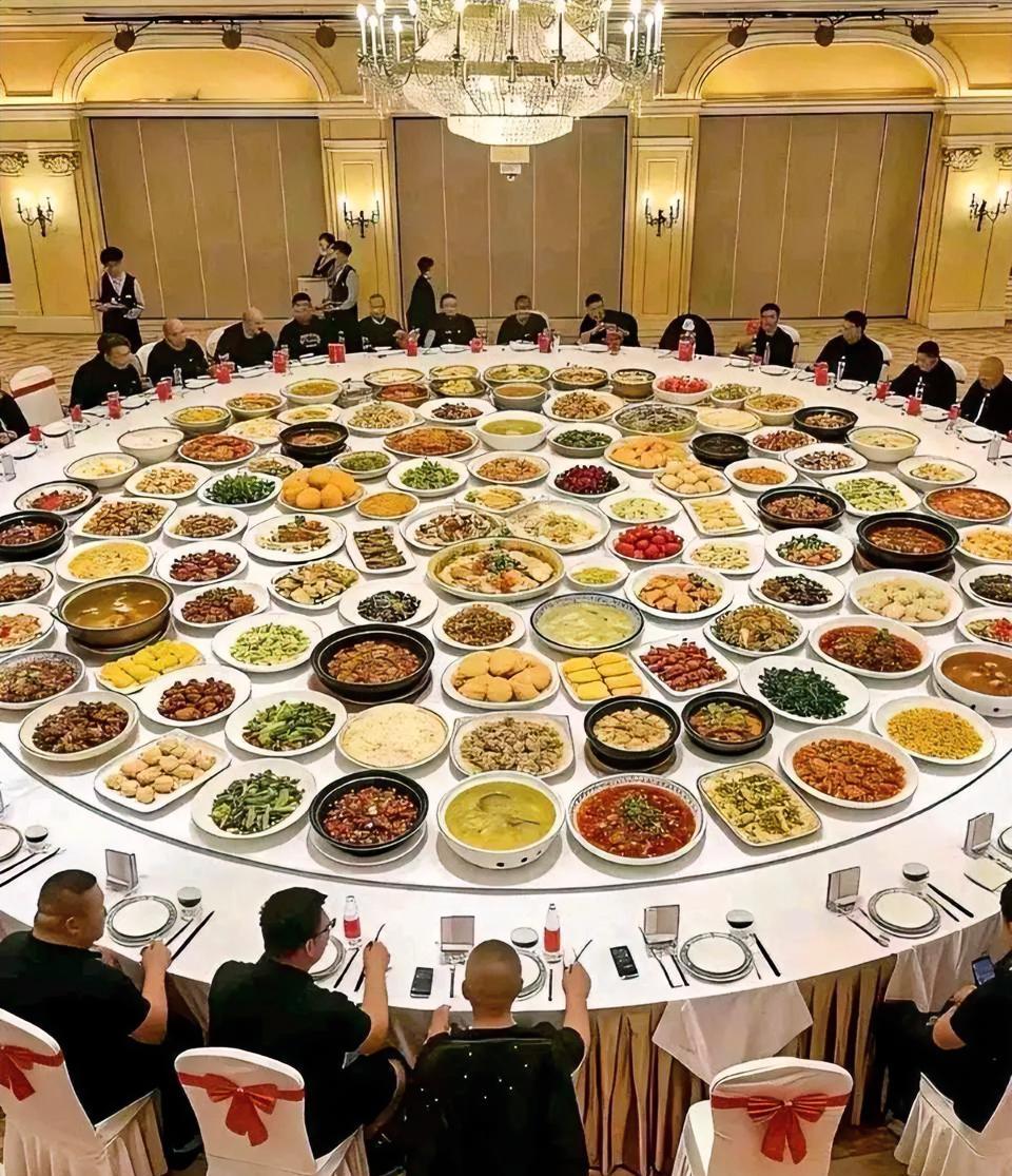 桌子是挺大的，菜也多，可问题是怎么吃到中间的菜？