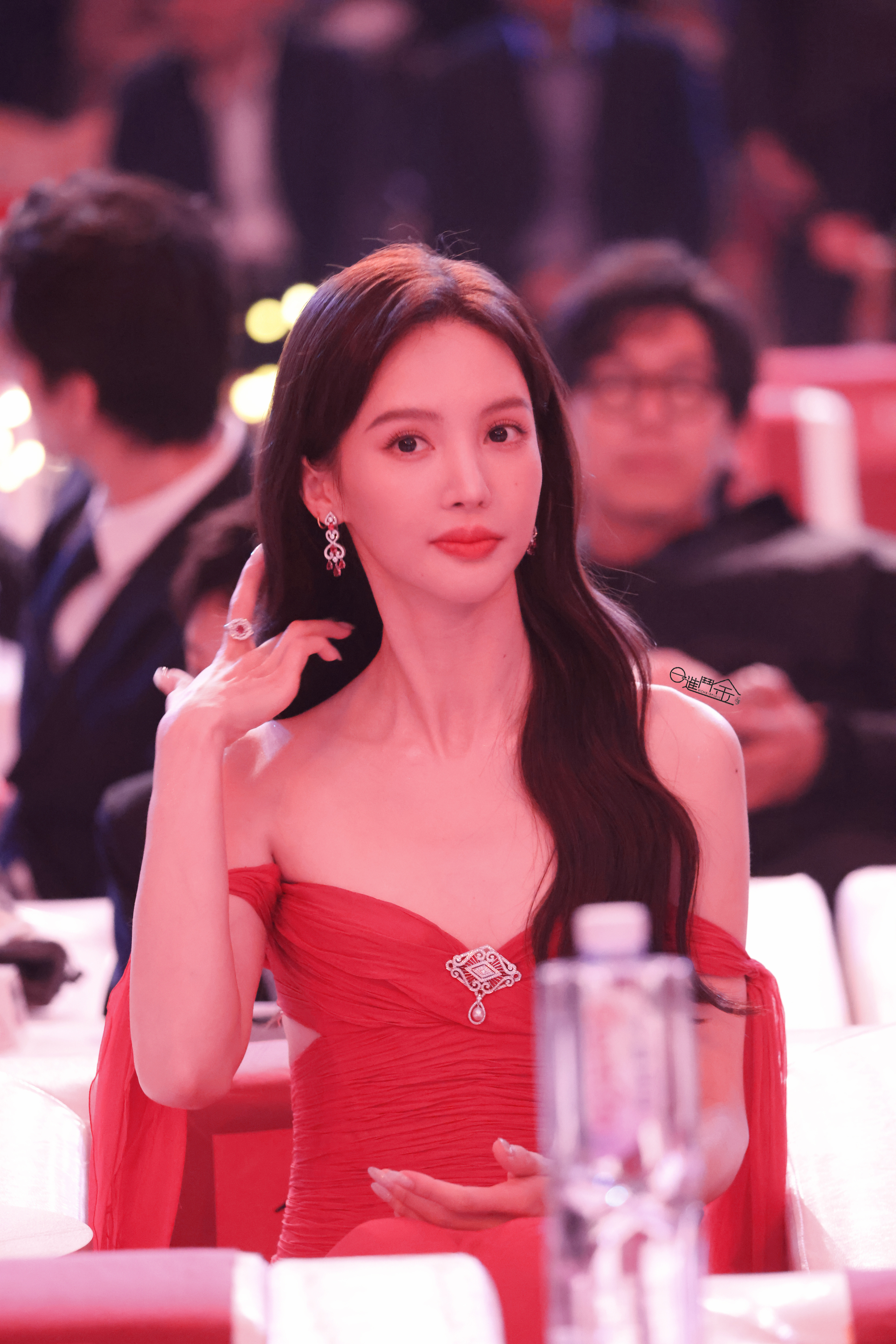 金晨 朱砂红裙衬温柔，步履生风赴春光🌿不被定义的美，是热烈也是温柔。