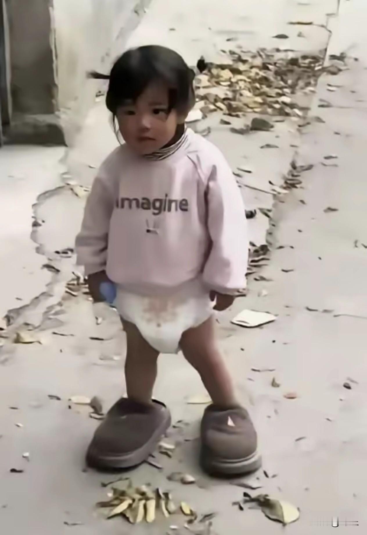 看完泪目！离婚半年偷偷看女儿，眼前一幕让她彻底破防河南城郊，一位妈妈离婚半