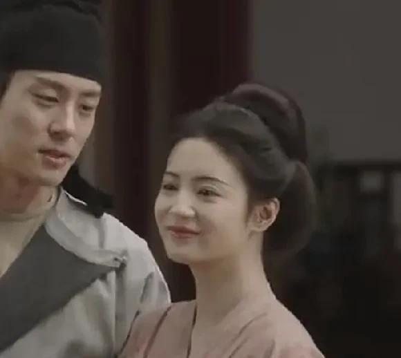 《锦绣芳华》平民打扮的素颜的李幼贞好可爱，也好可怜。她终于得偿所愿，得到了刘畅的