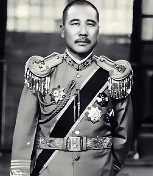 民国时期，有次张宗昌想枪毙一个逃兵，结果写手令时“毙”字不会写，就想改成打200