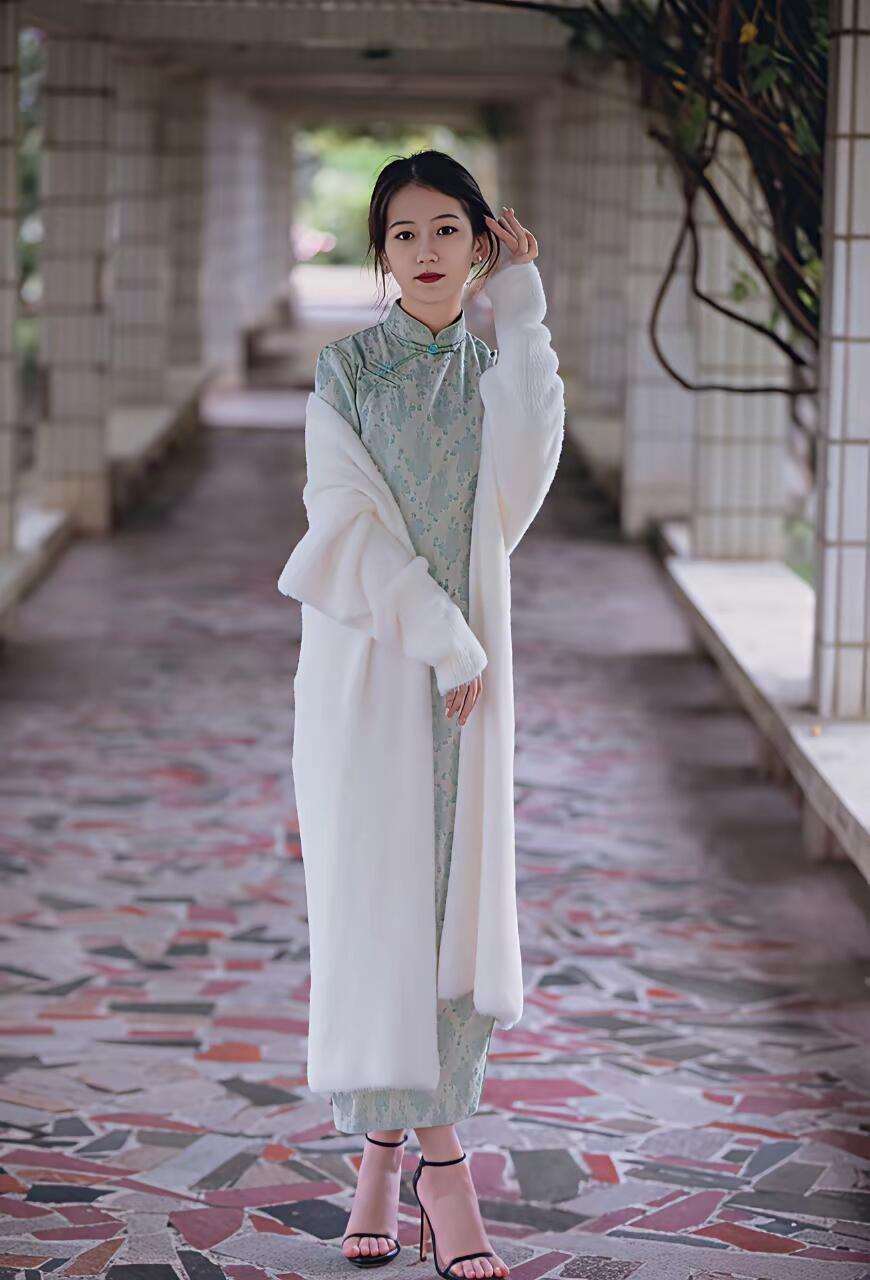 怎样把旗袍穿出高级感版型选合身不紧绷的，低开叉更显矜贵，面料优先真丝、提花棉麻这