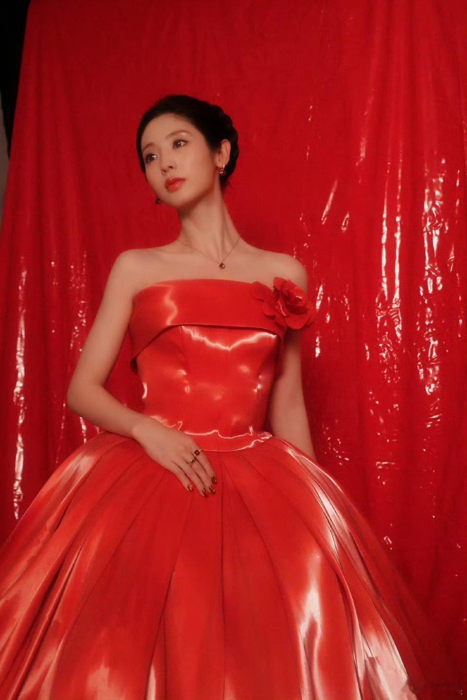 邢菲红裙邢菲流光抹胸红裙，芜湖就很惊艳啊，一整个斯哈斯哈，状态超好的！邢菲流光