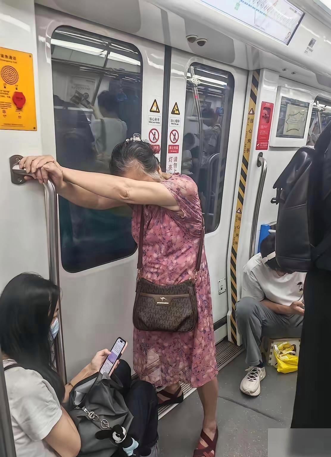 地铁车厢老太太行为让人动容7月仲夏的一个上午，上海地铁车厢，正是上下班高峰期
