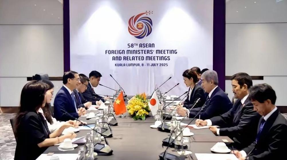 越南外长裴青山与日本外相岩屋毅举行会谈，裴青山建议日本重点投资越南大型基建项目。