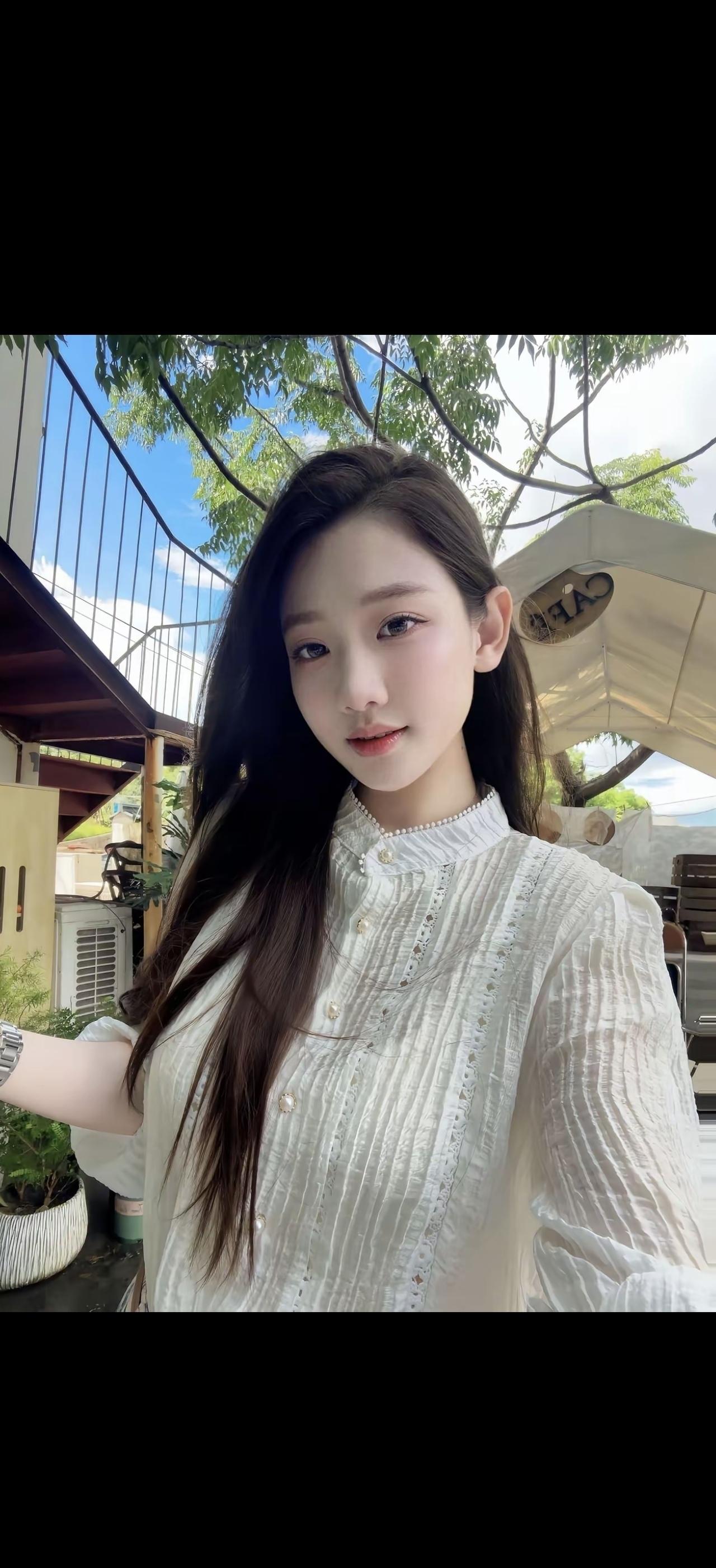 绿树阴中见，白衣人影斜。