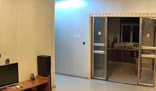 吓人！福建平潭女子入住民宿，洗完澡未着衣物在屋内走动，才发现客厅装有监控。女子受