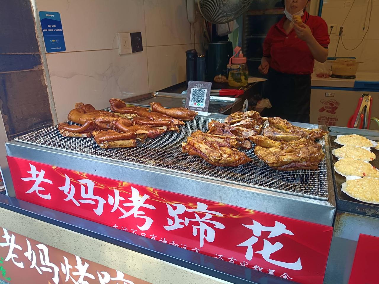 去了一趟成都，在小吃街从中午逛到天黑，我算是明白了什么叫小吃就是这座城市的主食