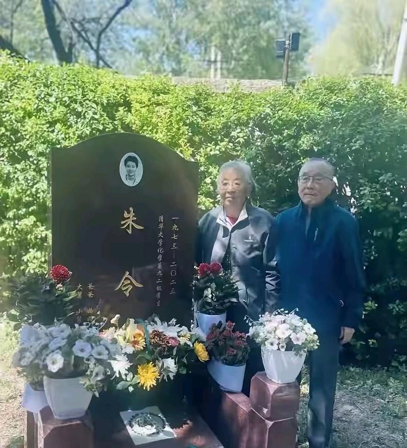 优秀的女儿含冤九泉，耄耋之年的两位老人步履蹒跚地来到女儿们的墓前，太让人揪心了。
