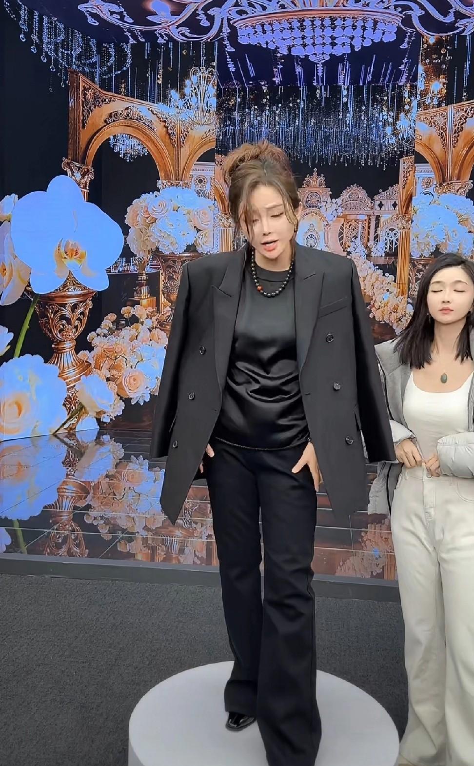 师父抄起“价格战”的大刀，砍向了门下最赚钱的徒弟。方丈在直播间喊出“清理门户”