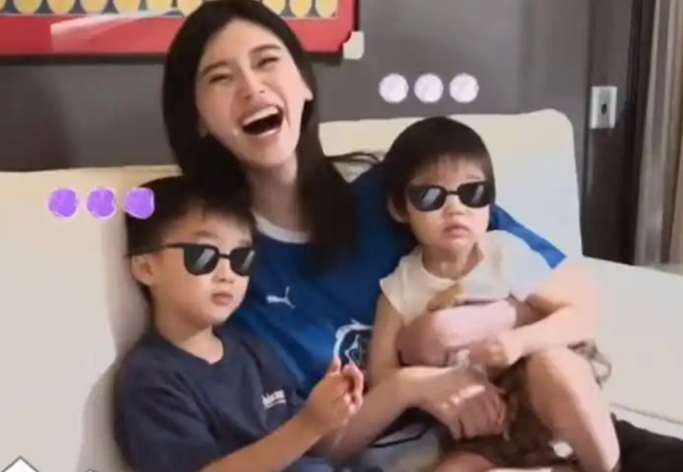 奚梦瑶自爆：何猷君风尘仆仆推开门，儿子一记巴掌甩得干脆。孩子想久了也会出