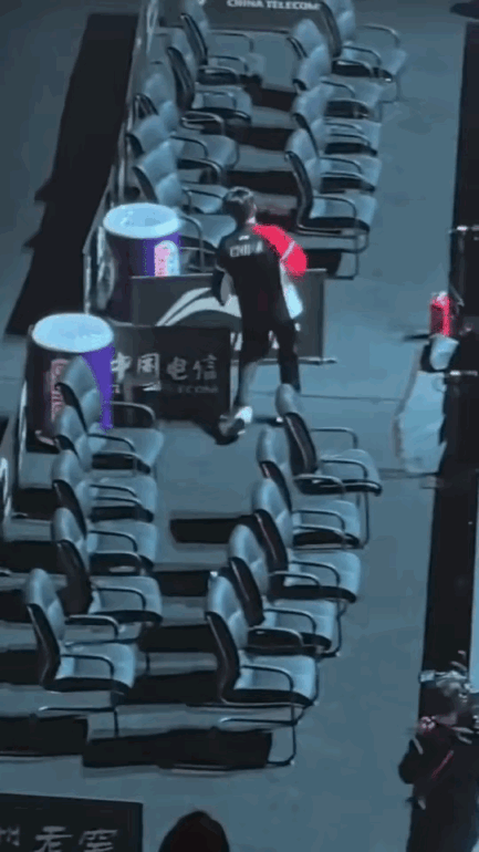 有多少人因为这个动作：对王楚钦路转粉！比赛结束的时候，王楚钦走的时候，把椅子