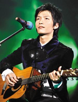 陈楚生的歌里，藏着一间“声音疗愈所”。没有激烈的高音，没有复杂的编曲，一把吉