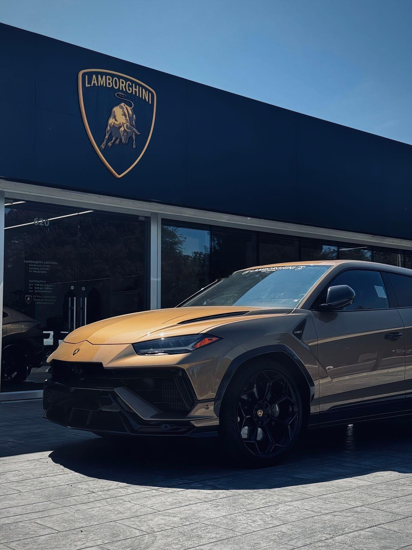 LamborghiniUrus.金色的兰博基尼urus在阳光底下实在是太亮眼睛