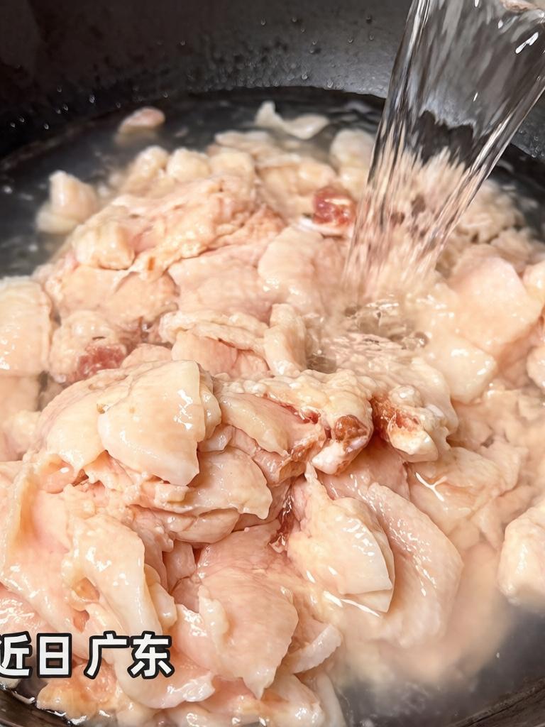 人间烟火：第一次熬猪油。家里没猪油了，前几天去菜场专门买了5斤猪板油，打算自己