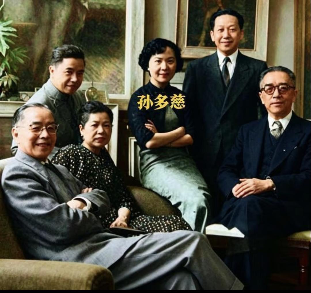 1951年，女画家孙多慈站在胡适身边，气质温和沉静。孙多慈曾与有过一段轰轰烈烈的
