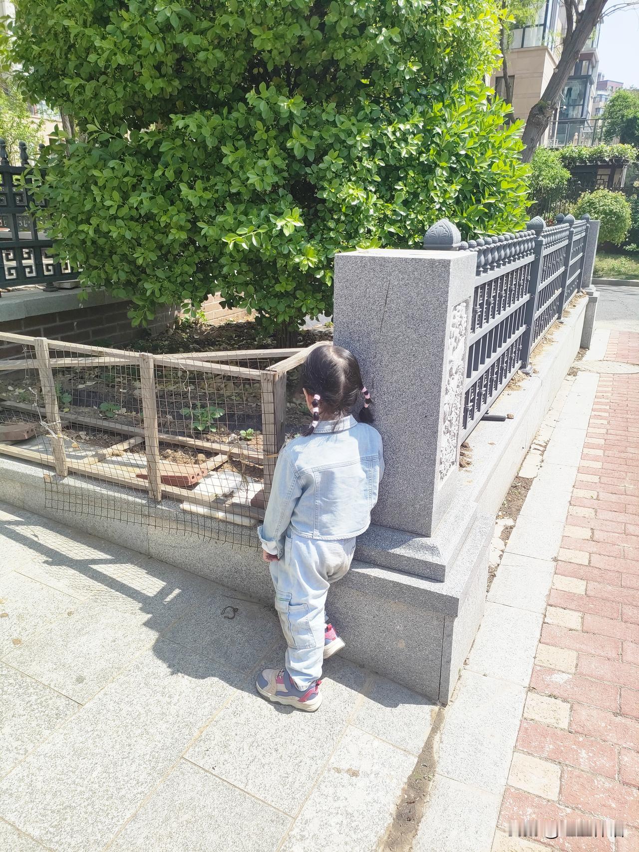 “外男外女是条狗，吃完就走”！俗话说:“外男外女是条狗，吃完就走”。话糙