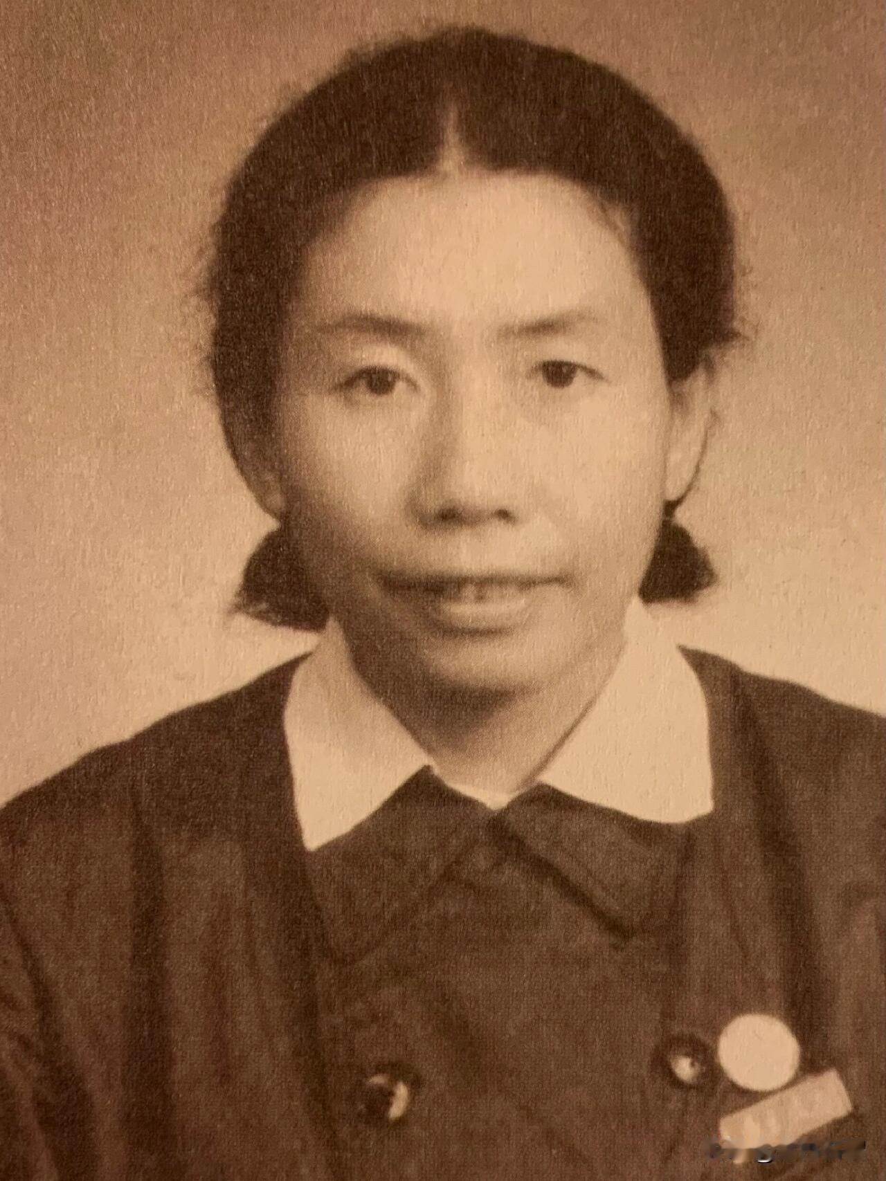 这是南博第二任馆长曾昭燏女士的墓地。曾女士是著名的考古学家，博物馆学家，南京博物