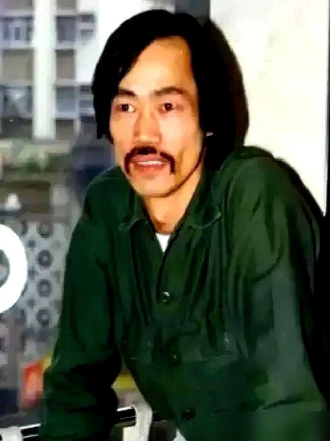 港媒《明报》最近爆出一桩同行对比的故事，说成龙为新片邀元华客串三分钟开出八百万片