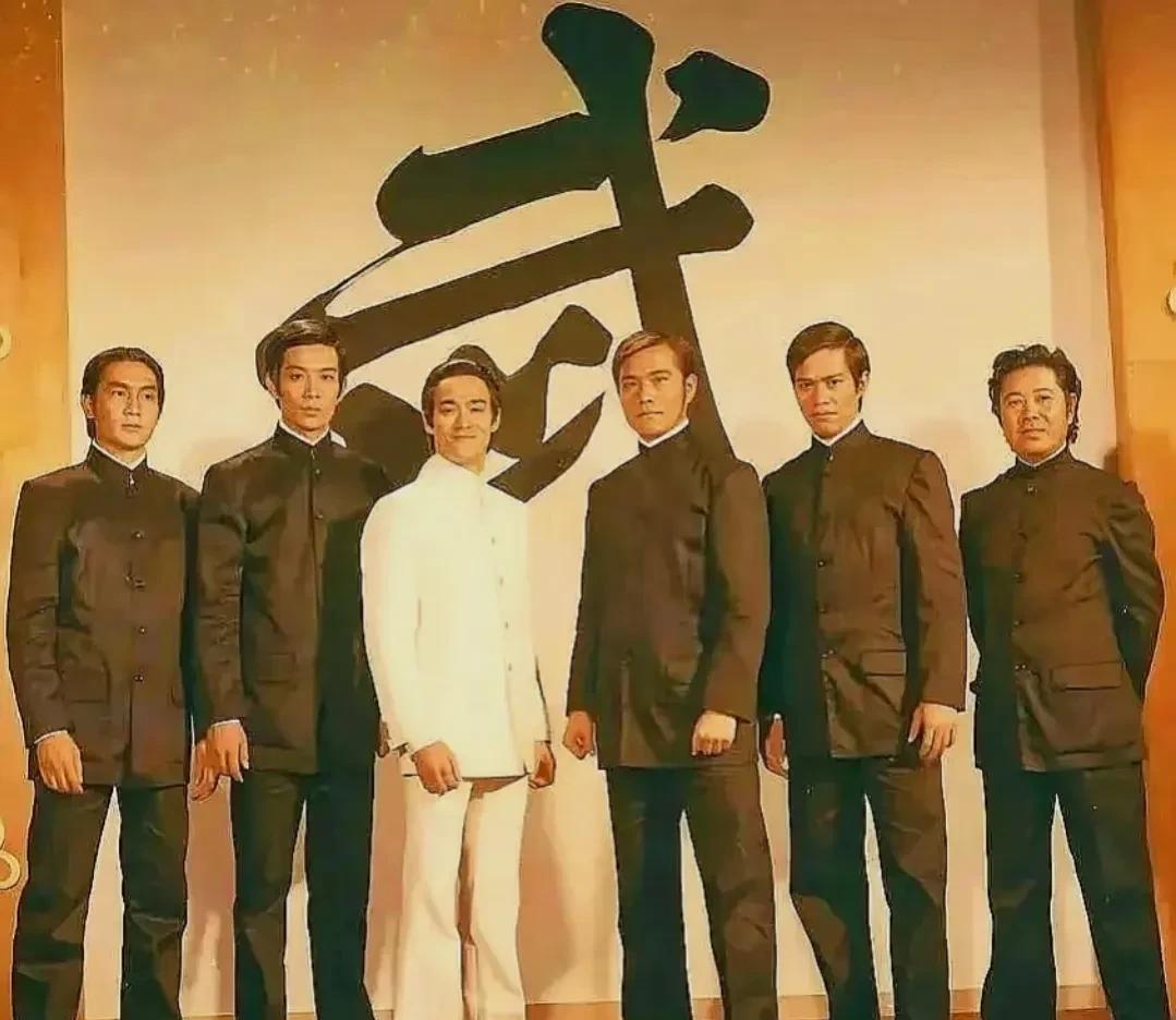 都是惹不起的人物这是1972年李小龙拍摄电影《精武门》时的剧照，穿白色衣服的就
