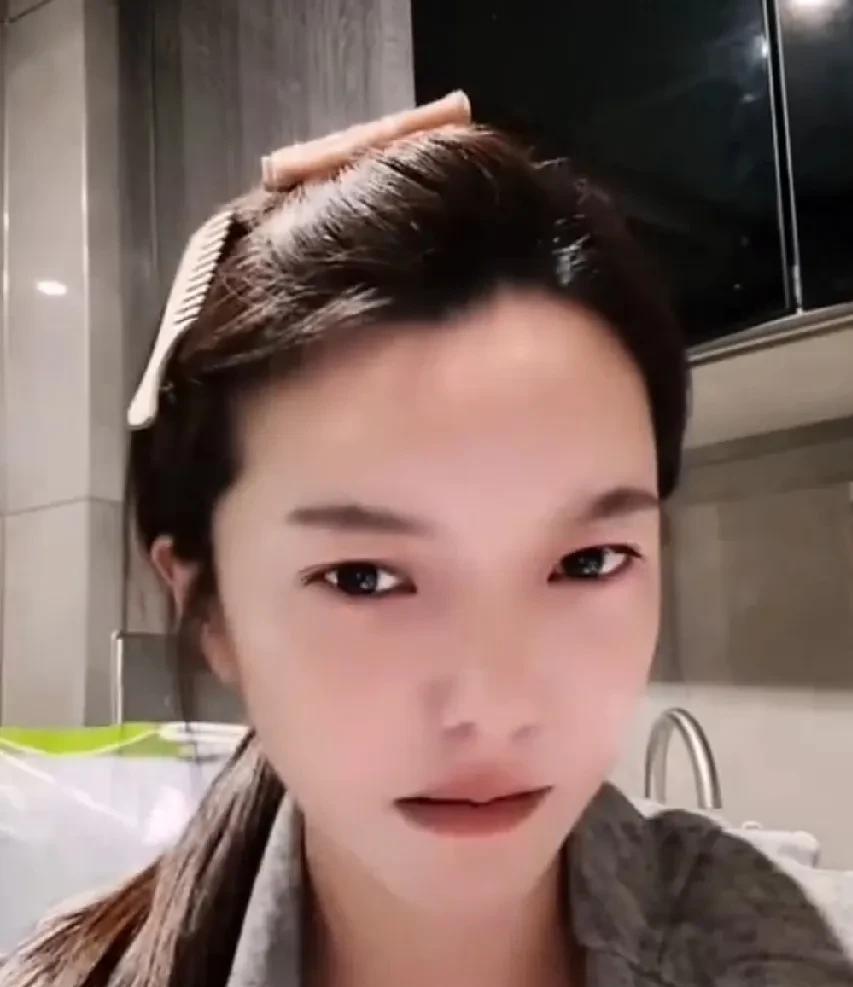 崔阿扎模仿天佑粉丝：二狗（天佑）现在挺黏你，你别不珍惜！崔阿扎：哎哟，我的妈