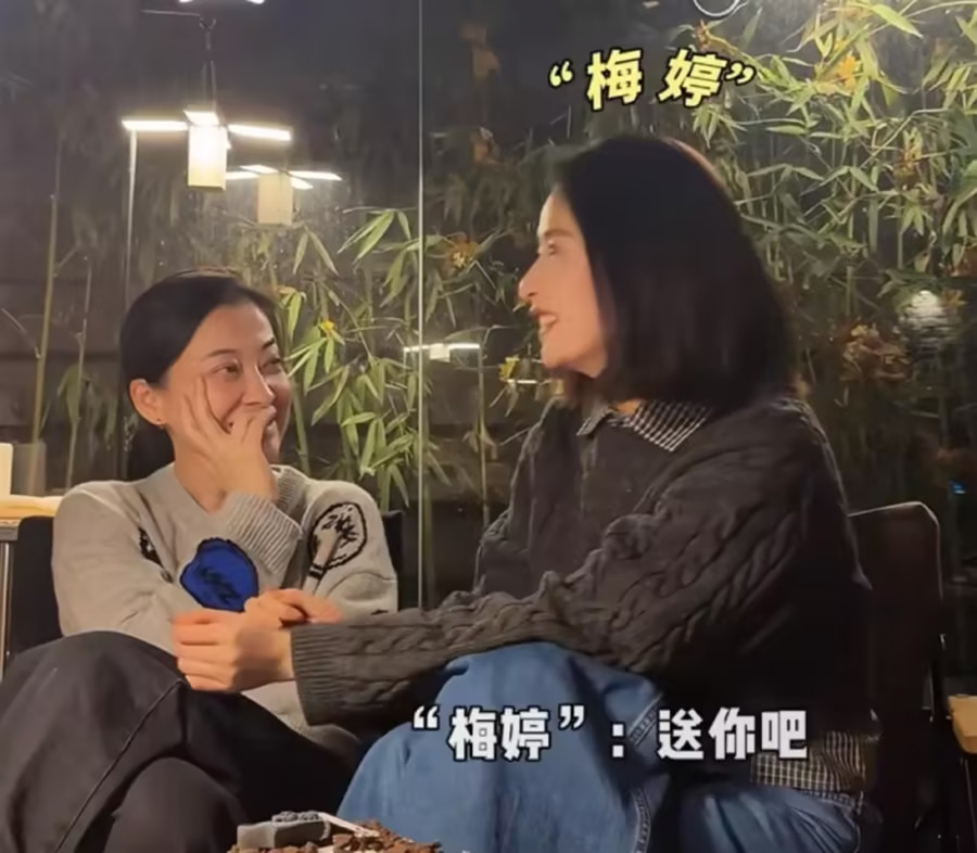 颖儿不拿自己当外人，空手去梅婷家吃饭，顺走3条Prada新裙子这场聚会通过双方发