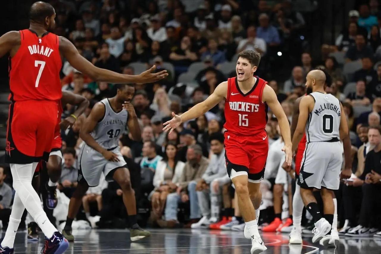 谢泼德终于赢得首发信任火箭大胜爵士，谢泼德首发上场31分钟，投篮8中4，三分