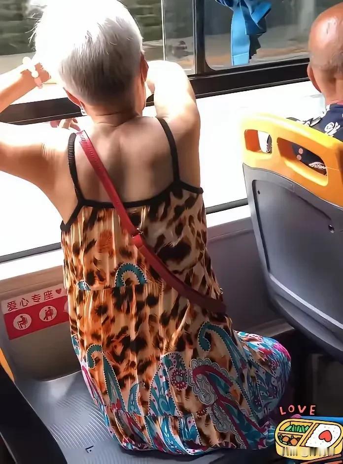“现在的阿姨大妈们都这么开放吗？满头白发，穿的像少女，红色包包吊带裙……”这是一