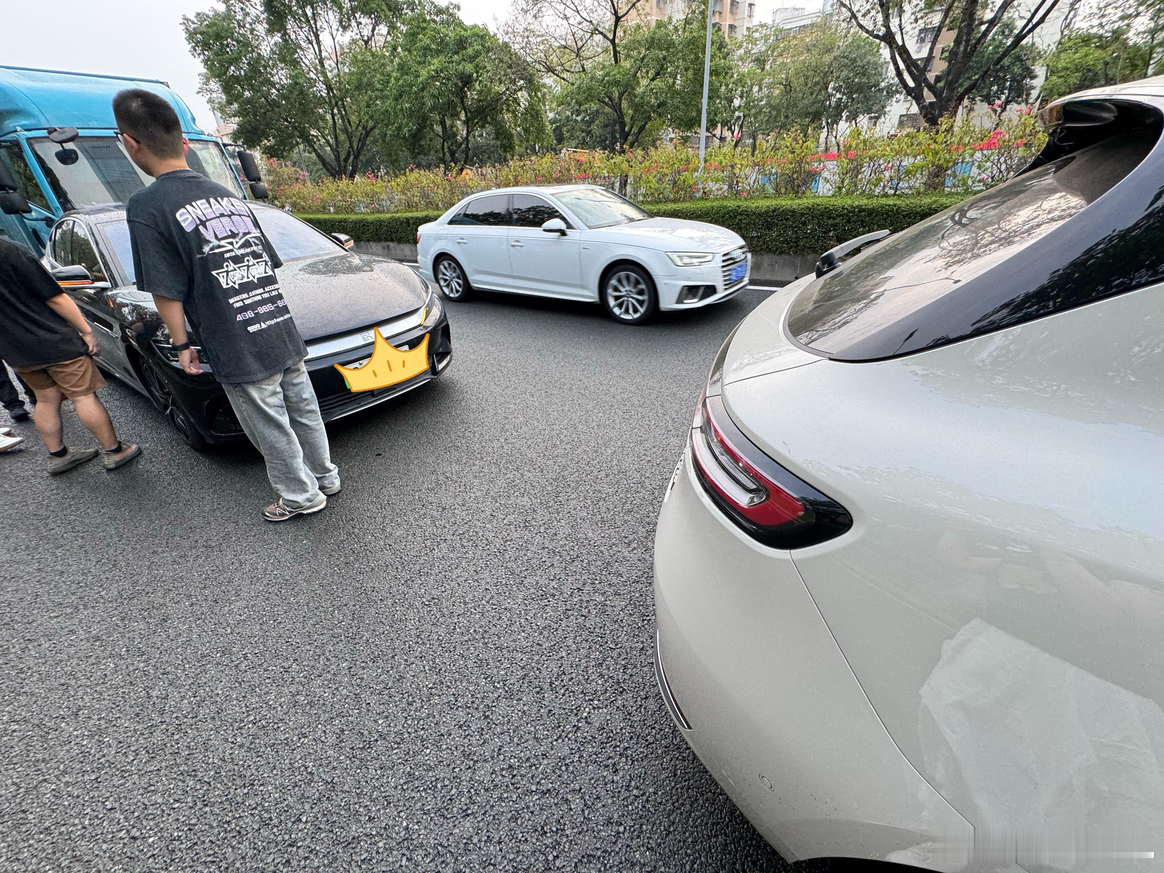 还没上高速被两车追尾了，我后面的比亚迪汉更惨，可怜的M5微伤为什么我