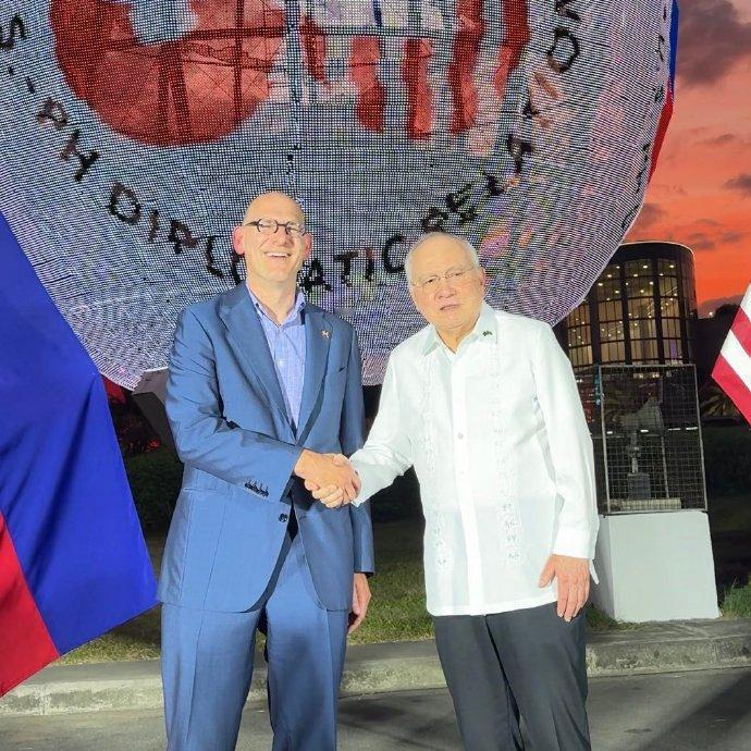 据媒体报道，菲律宾驻美国大使何塞·曼努埃尔·罗穆亚尔德斯表示，特朗普已邀请菲律宾