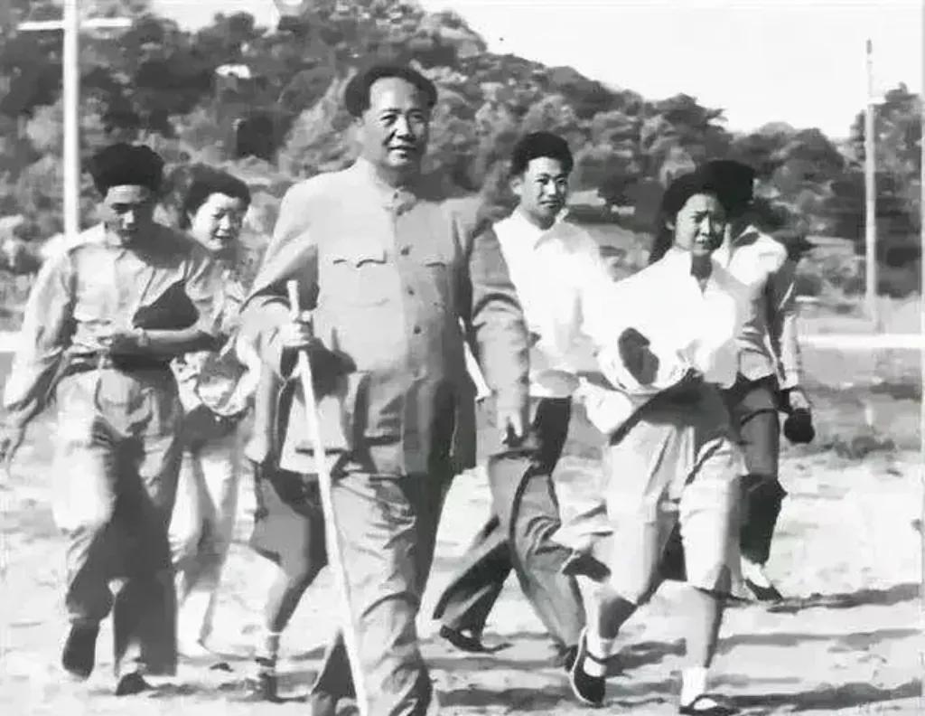毛主席走路步伐很大，精气神十足，女同志跑着还跟不上。拍摄这张照片时毛主席已经是
