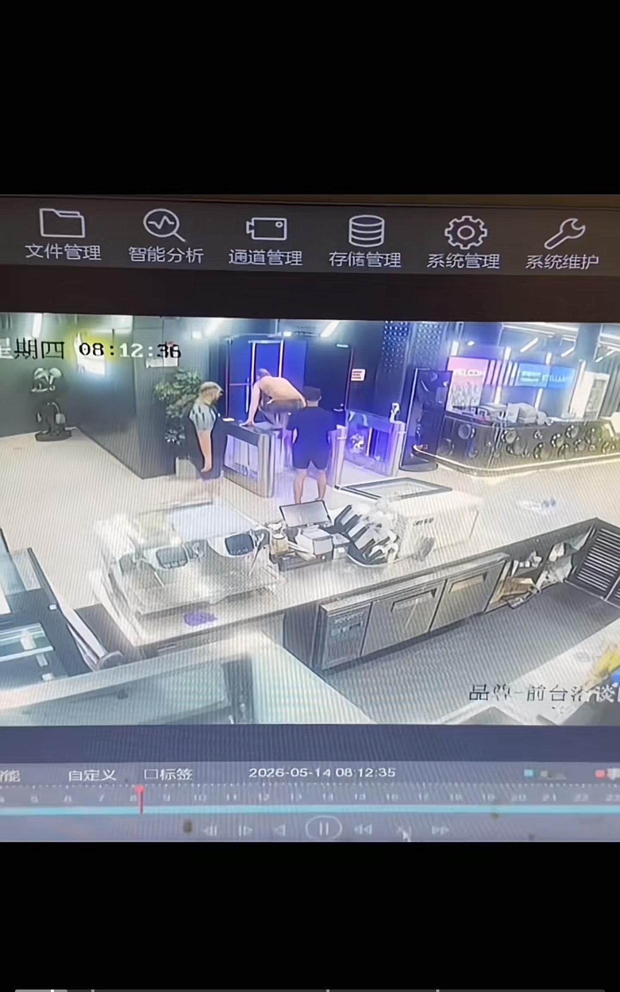 没想到这事居然还有后续…在5月19日，一博主爆料，四名阿尔及利亚男子两次擅自闯