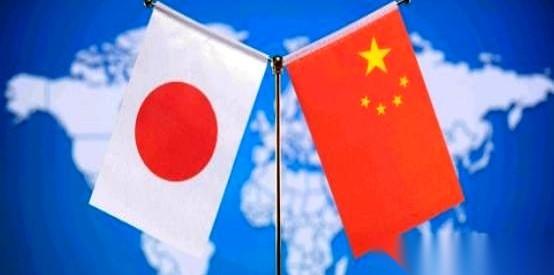 日本媒体给自己加了一场大戏。一篇报道，高调宣布：法国G7峰会，不带中国玩了。原