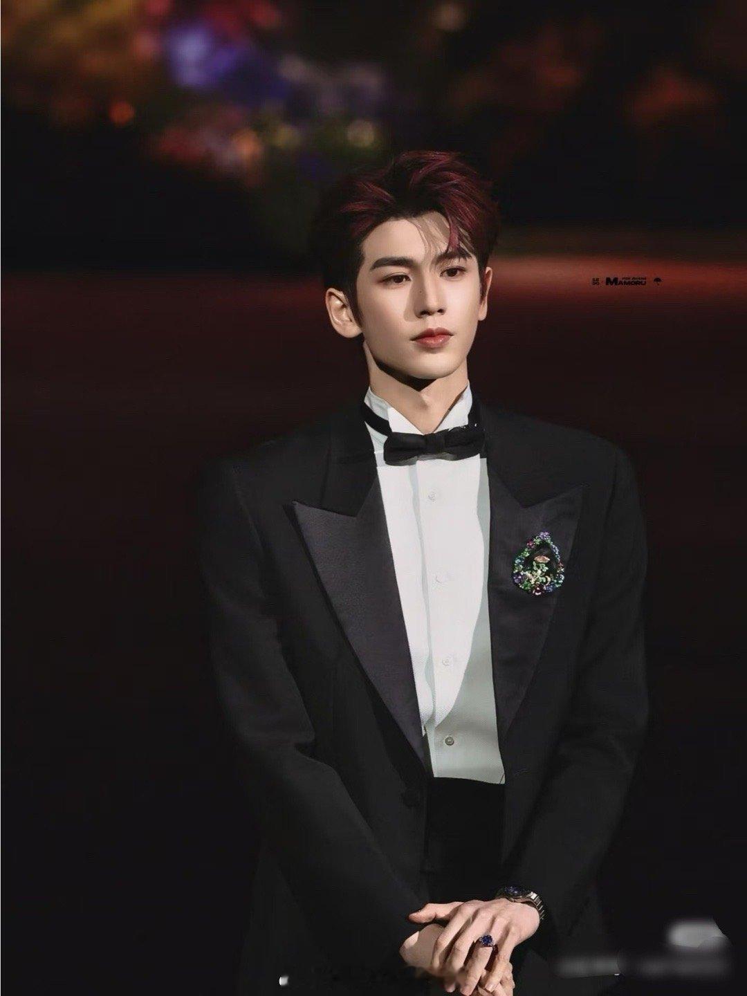 终于知道张凌赫像谁了