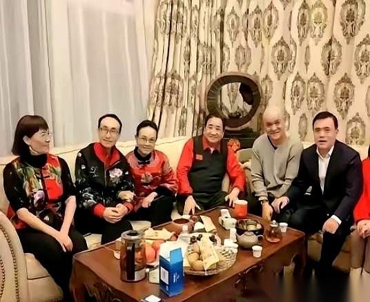 钱，在国内赚。家，安在国外。嘴上，挂着“人民”两个字，心里头，全是自己的小算