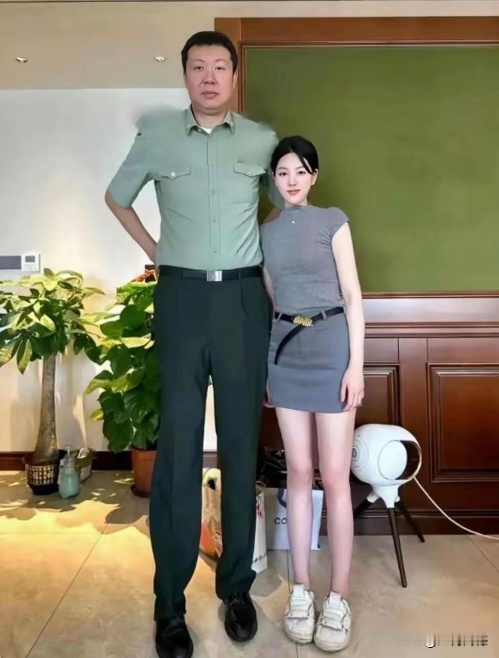 王治郅的身高，应该是超过两米了，虽然他没有姚明长得高，但是和普通人站在一起时，显